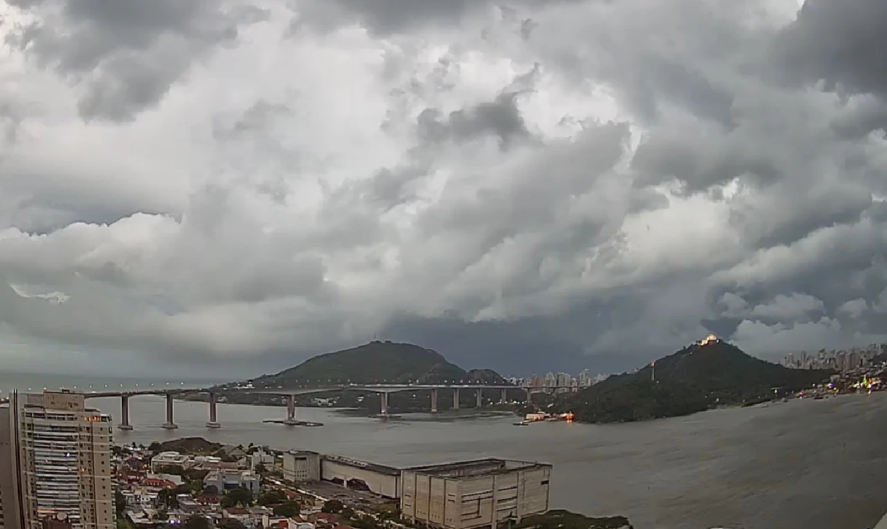 Imagem ilustra um acumulado de chuva que afetará as regiões do Espírito Santo e Rio de Janeiro